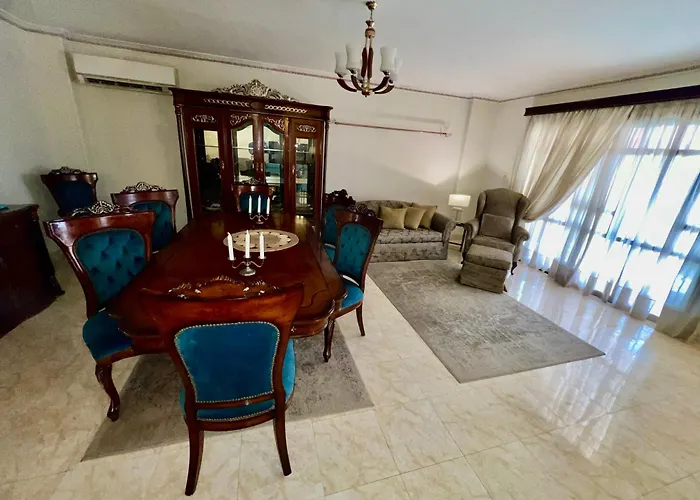 Luxurious 3 Bedroom Rustic Apartment Overlooking Huge Garden - For Families And Couples