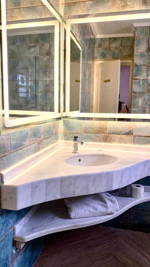 Luxurious 3 Bedroom Rustic Overlooking Huge Garden - For Families And Couples