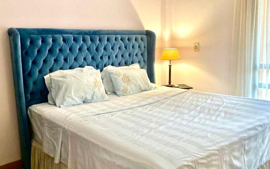 Apartment Luxurious 3 Bedroom Rustic Overlooking Huge Garden - For Families And Couples